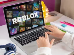 澳大利亚监管机构发现更多儿童安全漏洞后,Roblox 誓言做出改变 – cnBeta.COM A child using a computer with Roblox on it.