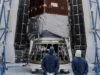 如何观看南希·格雷斯·罗马太空望远镜的发射 – Engadget Two people looking up at a spacecraft