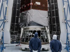 如何观看南希·格雷斯·罗马太空望远镜的发射 – Engadget Two people looking up at a spacecraft
