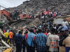 大量垃圾倒塌,房屋倒塌,救援人员搜寻幸存者,造成至少30人死亡 Massive garbage heap collapses onto homes, killing at least 30 as rescuers search for survivors
