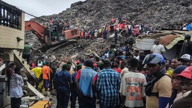 大量垃圾倒塌，房屋倒塌，救援人员搜寻幸存者，造成至少30人死亡