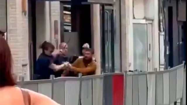 Al grito de "Alá es grande" un hombre intentó apuñalar a dos policías en la ciudad de Toulouse Al grito de "Alá es grande" un hombre intentó apuñalar a dos policías en la ciudad de Toulouse