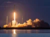 8 月 25 日早些时候,SpaceX 将在今年第 100 次猎鹰 9 号发射中创造火箭重复使用记录:观看直播 a black-and-white spacex falcon 9 rocket launches into a darkening evening sky.