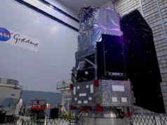 美国宇航局的南希·格蕾丝·罗马望远镜即将开始其宇宙调查 – CNET The boxy structure of the Nancy Grace Roman Space Telescope stands in a high-ceiling bay in a NASA facility.