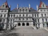 一名妇女因涉嫌策划轰炸纽约州议会大厦而被起诉。 Woman Charged in Alleged Plot to Bomb the New York State Capitol