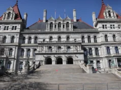 一名妇女因涉嫌策划轰炸纽约州议会大厦而被起诉。 Woman Charged in Alleged Plot to Bomb the New York State Capitol