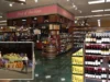 49 年后,这家加州零售连锁店将关闭所有门店并解雇所有员工 O'Brien's Market grocery store exterior with customers entering and leaving.
