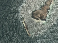 风险公司表示阿曼附近漏油油轮的救援工作已开始 A satellite photo shows the tanker Caroline Bezengi, grounded and partly submerged off the coast of Oman, on August 5, 2026