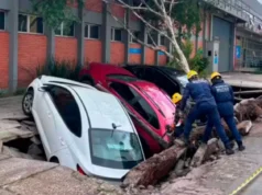 令人震惊的视频:阿雷格里港地面裂开,三辆车被困 – Diario Panorama Video impactante: el suelo se abrió en Porto Alegre y tres autos quedaron atrapados - Diario Panorama