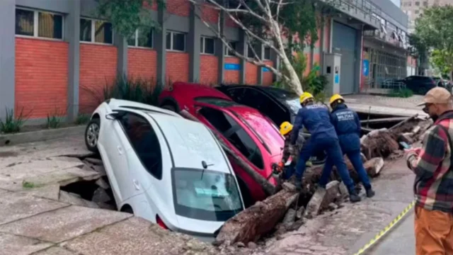 令人震惊的视频:阿雷格里港地面裂开,三辆车被困 – Diario Panorama 令人震惊的视频:阿雷格里港地面裂开,三辆车被困 – Diario Panorama
