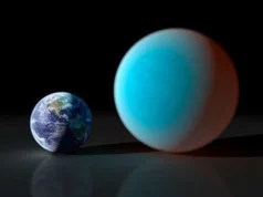 天文学家发现了一颗巨大的岩石“巨型地球”,其质量是地球的 23 倍 A small Earth is illustrated next to a large blue world.