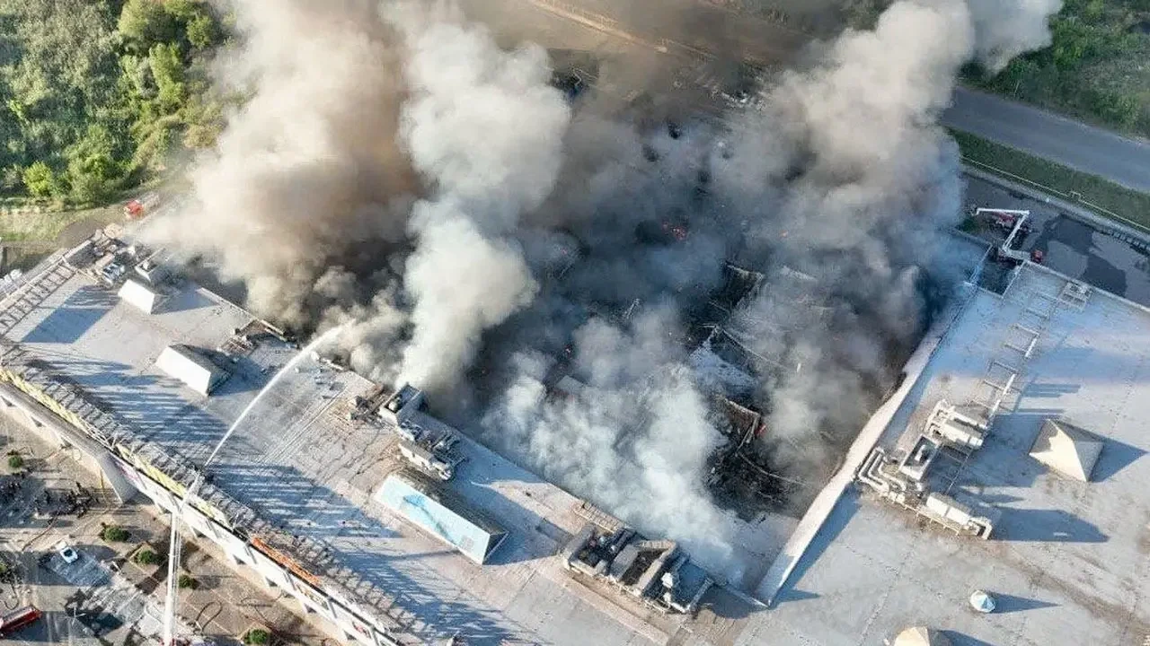 在俄罗斯入侵乌克兰期间，消防员在克里沃罗格的一家购物中心现场参与消防行动，该购物中心因俄罗斯袭击而受损。图片/法新社
