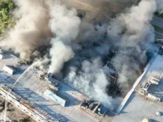 乌克兰:俄罗斯无人机袭击克里沃罗格购物中心,造成 14 人死亡 Firefighters taking part in operations against a fire at the site of a shopping mall damaged following a Russian strike in Kryvyi Rih amid the Russian invasion of Ukraine. Pic/AFP