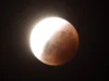 夜空中我最喜欢的东西出现在 8 月 28 日——它证明了地球是一个球体 moon appears blood red with a bright half illuminated