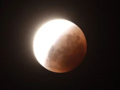 夜空中我最喜欢的东西出现在 8 月 28 日——它证明了地球是一个球体 moon appears blood red with a bright half illuminated