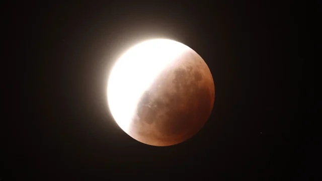 夜空中我最喜欢的东西出现在 8 月 28 日——它证明了地球是一个球体