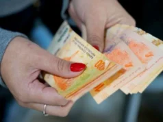 政府提倡最低工资为 1,000,000 美元,资本利得税 (CGT) 要求足以养活一个家庭。 El Gobierno impulsa un salario mínimo de $1.000.000 y la CGT exige que alcance para una canasta familiar