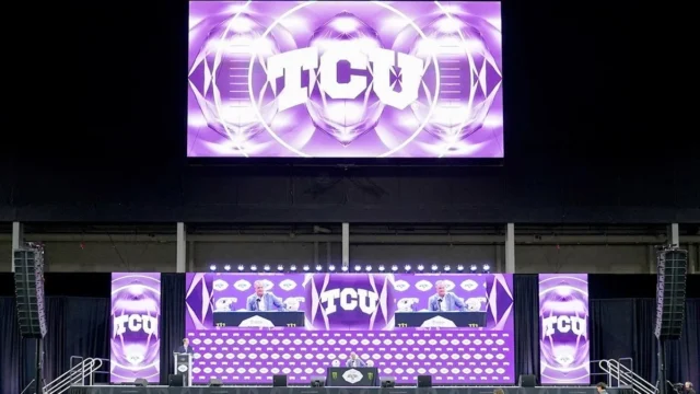 TCU 橄榄球队正在撤销其在当地报纸上报道更衣室袭击事件的资格 TCU 橄榄球队正在撤销其在当地报纸上报道更衣室袭击事件的资格