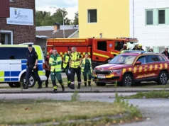 瑞典一所学校遇袭:法格斯塔一死二重伤 Police officers and rescue services work at the scene where an attacker with a sword wounded several people at a high school in Fagersta, central Sweden. Pic/AFP