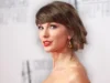 泰勒·斯威夫特 (Taylor Swift) 谈到将《我知道你有麻烦》写成一首“非常悲伤的民谣”,以及为什么她想尊重自己的乡村根源,“继续沿着我被赋予的道路走下去。” Taylor Swift On Writing "I Knew You Were Trouble" As A "Really Sad Ballad" & Why She Wants To Honor Her Country Roots The "Further Along This Path I Get"