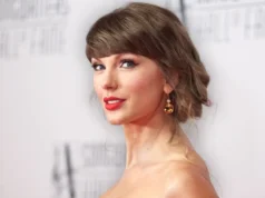 泰勒·斯威夫特 (Taylor Swift) 谈到将《我知道你有麻烦》写成一首“非常悲伤的民谣”,以及为什么她想尊重自己的乡村根源,“继续沿着我被赋予的道路走下去。” Taylor Swift On Writing "I Knew You Were Trouble" As A "Really Sad Ballad" & Why She Wants To Honor Her Country Roots The "Further Along This Path I Get"