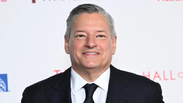 Netflix 的泰德·萨兰多斯 (Ted Sarandos) 在电视学院名人堂入职典礼上荣获“业界最受喜爱的高管”称号