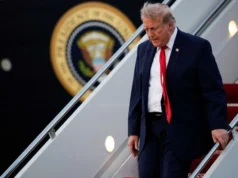 特朗普批评“巨大”错误可能“将我们推向悬崖” Trump slammed for 'massive' mistake that could 'push us over the edge'