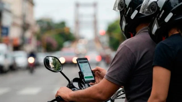 Un chofer de Uber chocó con su moto en avenida Colón y terminó hospitalizado junto a su acompañante