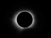 2026 年日全食已经开始。这是整体的第一个视图 a thin white line of wispy light on a black background