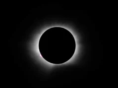 2026 年日全食已经开始。这是整体的第一个视图 a thin white line of wispy light on a black background