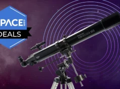 这款适合初学者的星特朗望远镜可享受 25% 的折扣,物超所值 A Celestron PowerSeeker 80EQ against a background of concentric circles and space.
