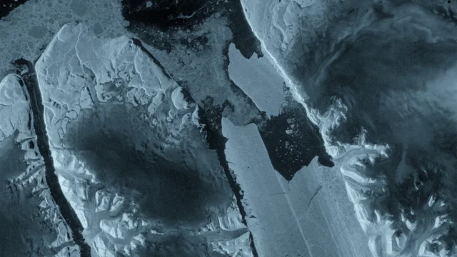 卫星观测到格陵兰岛十多年来最严重的浮冰损失2026 年 8 月 24 日当天的太空照片 卫星观测到格陵兰岛十多年来最严重的浮冰损失2026 年 8 月 24 日当天的太空照片